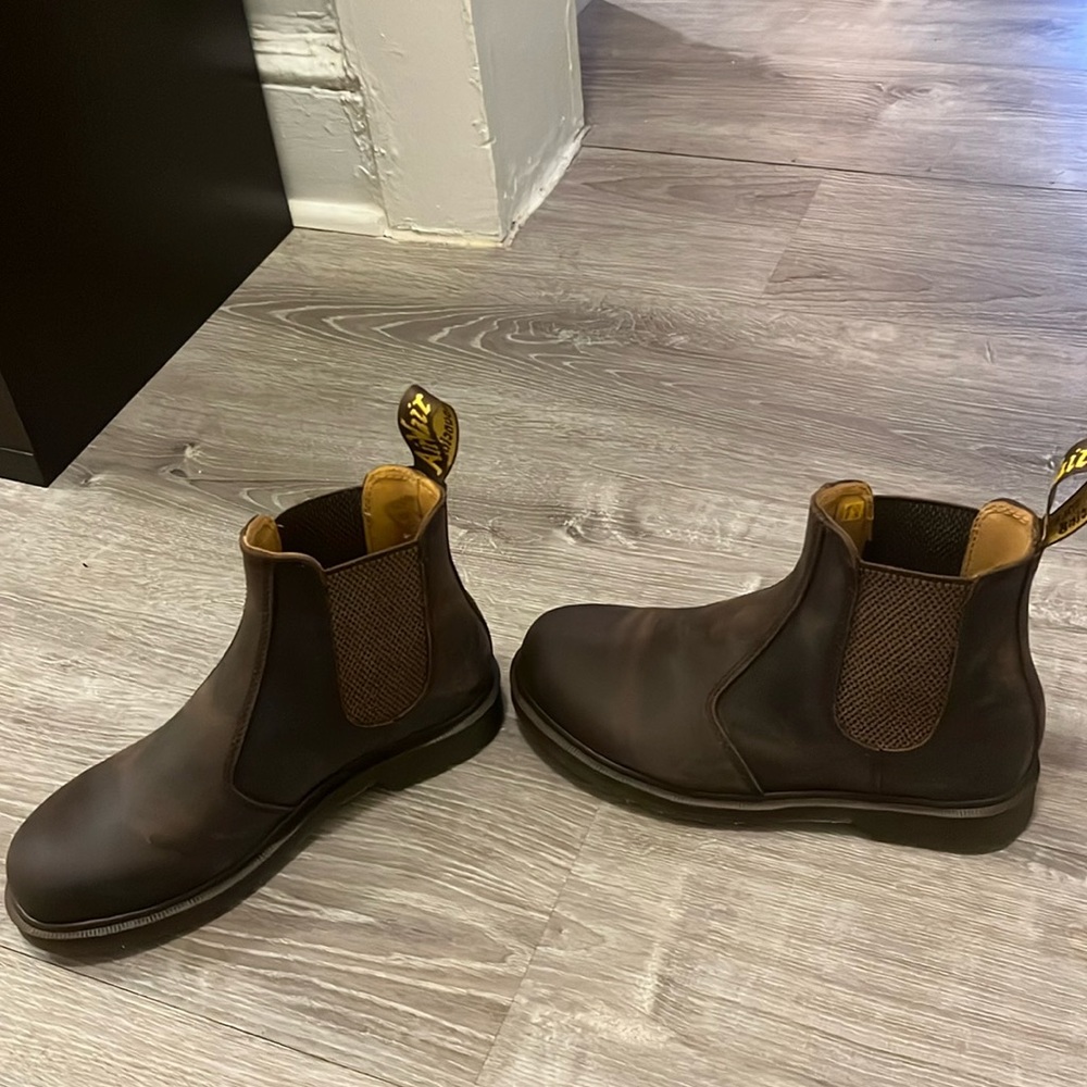 NWOT Dr. Martens unisex Chelsea Boot 8M or 9W - Picture 5 of 5